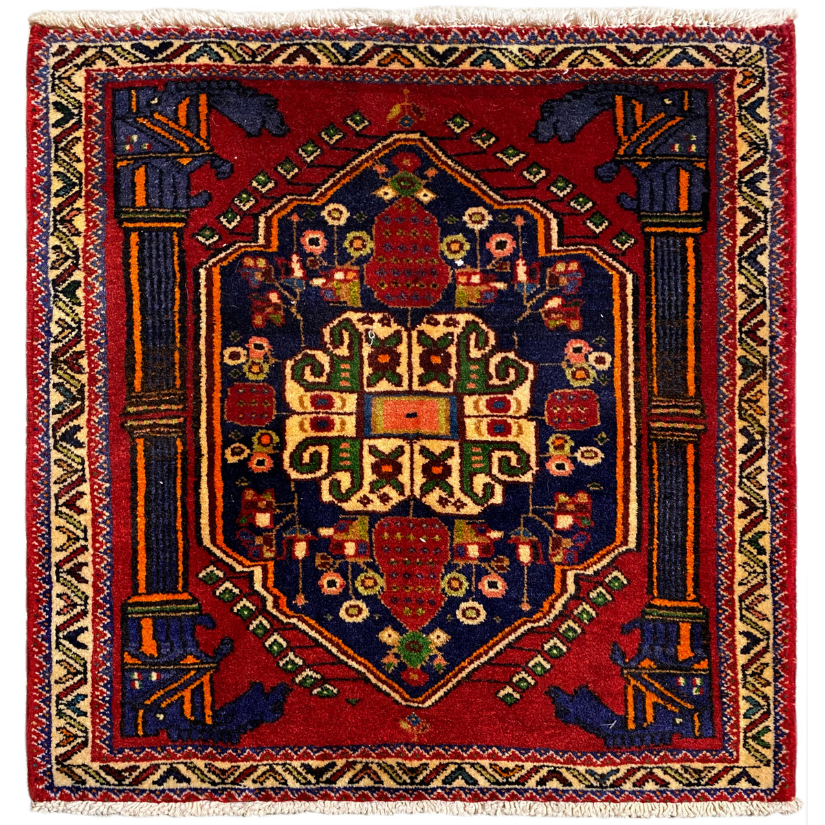 Tappeto Poshti, quadrato, 66x62 cm, motivo rosso con bordi decorativi blu e gialli.