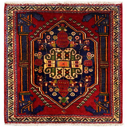 Tappeto Poshti, quadrato, 66x62 cm, motivo rosso con bordi decorativi blu e gialli.