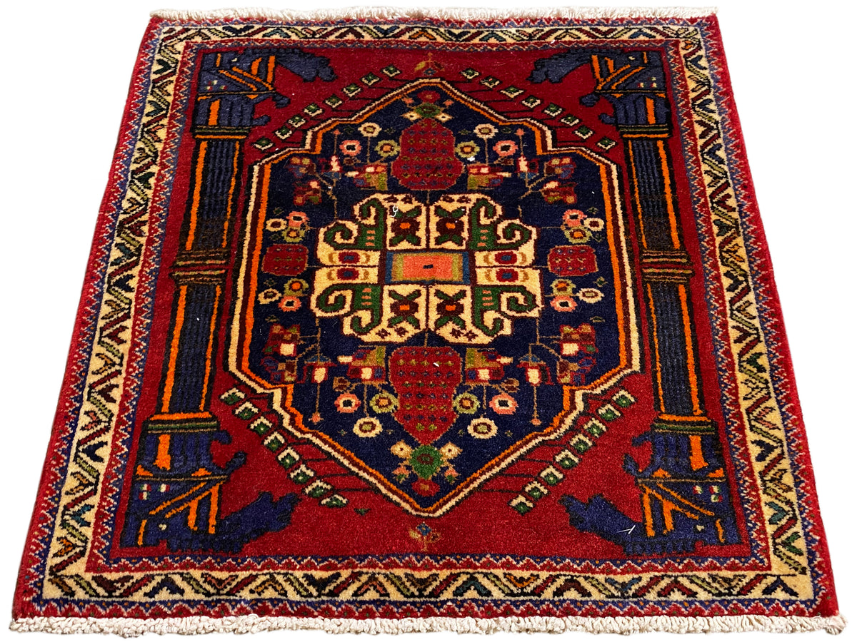Tappeto Poshti 66x62 cm steso piatto: medaglione centrale rosso con ornamenti geometrici.