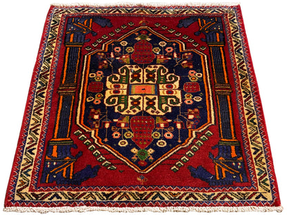 Tappeto Poshti 66x62 cm steso piatto: medaglione centrale rosso con ornamenti geometrici.