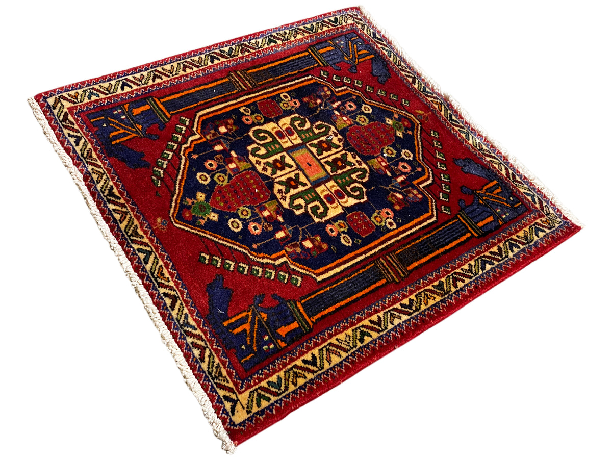 Tappeto Poshti 66x62 cm in diagonale: bordo blu-rosso con numerosi ornamenti.