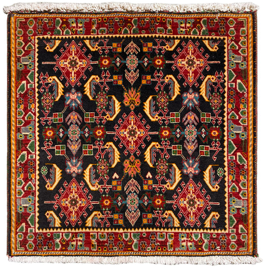 Tappeto Poshti con motivo geometrico: nero, tonalità di rosso, giallo e verde, 66x65 cm