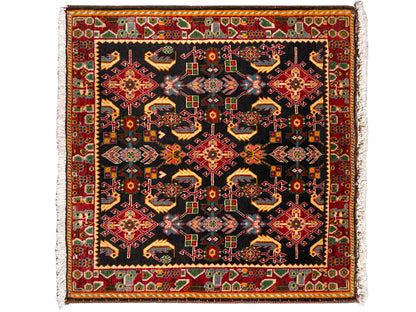Tappeto con motivo ornamentale quadrato, base nera, tonalità di rosso, giallo e verde