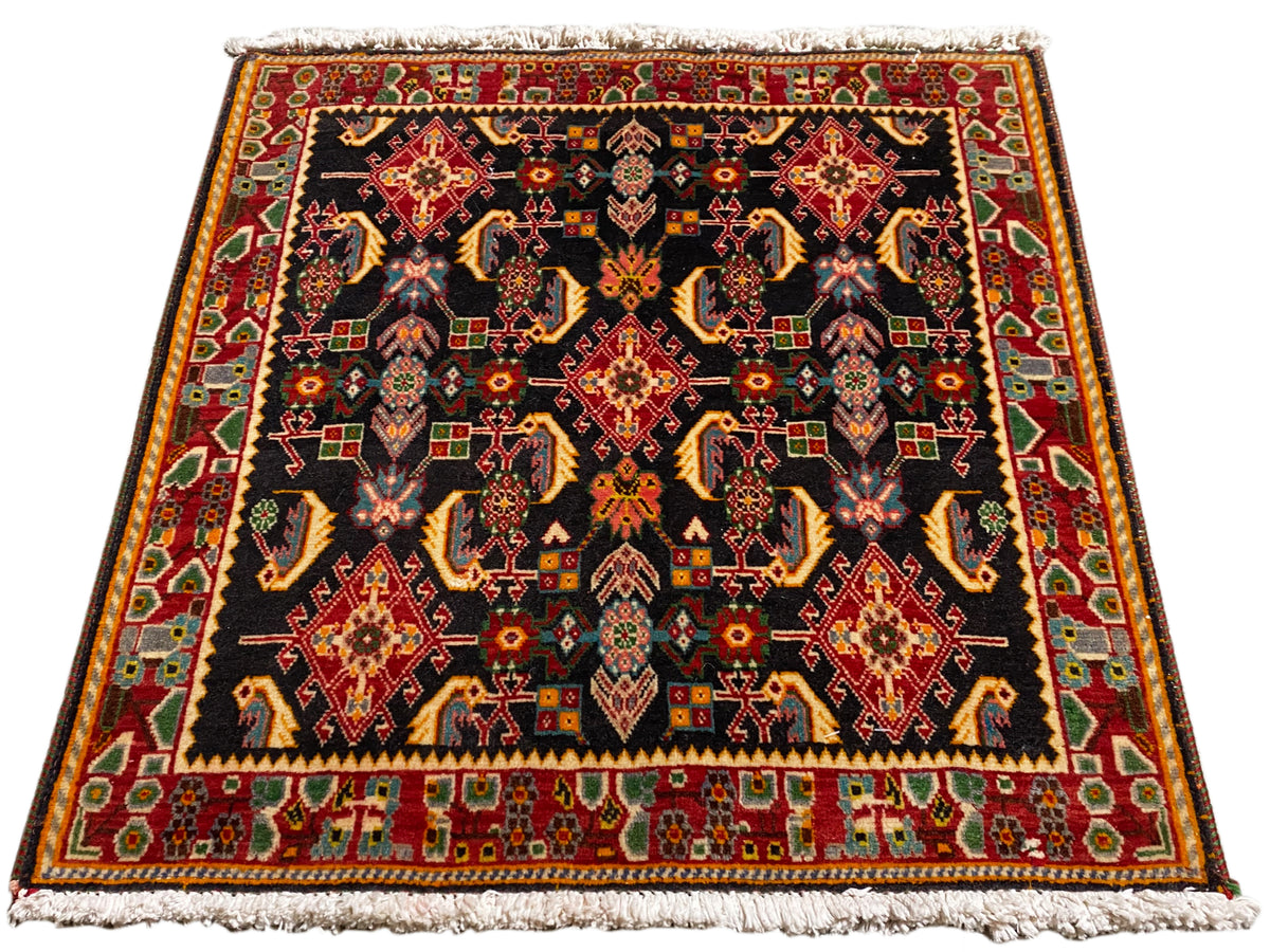 Tappeto con motivo Poshti simmetrico, fondo nero, tonalità di rosso, oro e verde