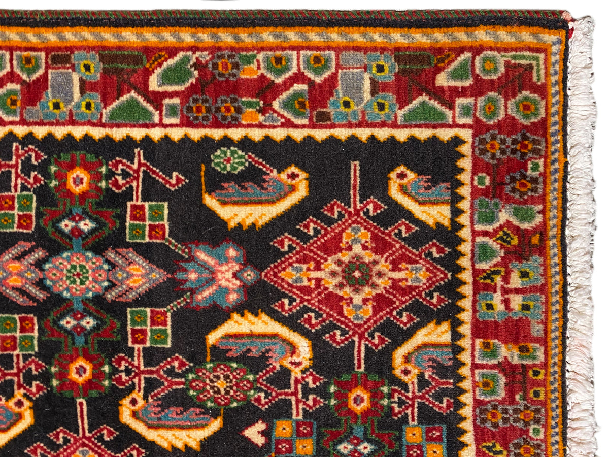 Bordo del tappeto con motivo ornamentale variopinto, nero, superfici rosse, verdi e gialle