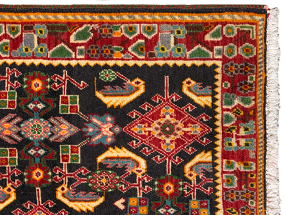 Bordo del tappeto con motivo ornamentale variopinto, nero, superfici rosse, verdi e gialle