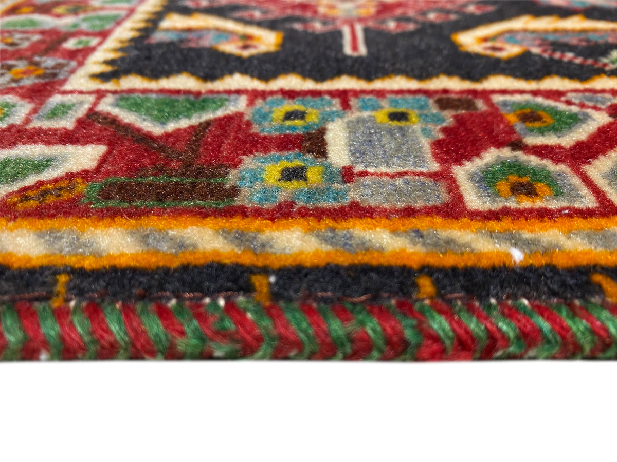 Tappeto con fascia decorativa colorata e frange, rosso-giallo-verde su base nera