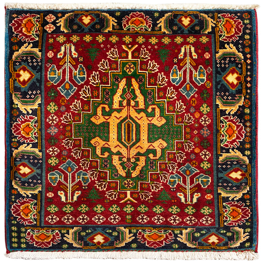 Tappeto rettangolare (67x66 cm) con medaglione centrale rosso, ornamenti multicolori e bordo