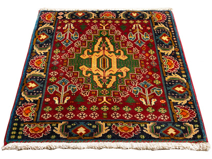 Tappeto rettangolare (67x66 cm) con campo rosso, medaglione centrale e bordure multicolori
