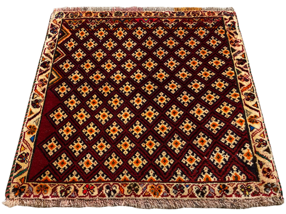 Tappeto Poshti 61x59 cm: tappeto rosso scuro con motivo a rombi e bordo perimetrale con frange