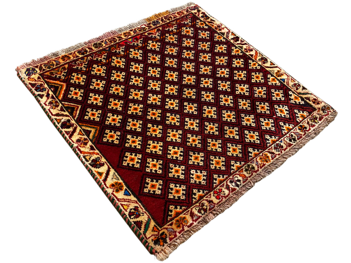 Tappeto Poshti 61x59 cm: quadrato, fotografato in diagonale, motivo geometrico, frange agli angoli