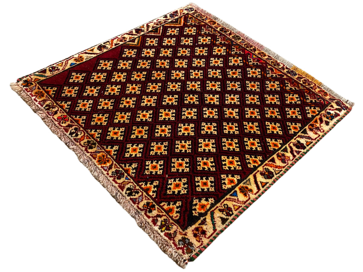 Tappeto Poshti 61x59 cm: tappeto rosso scuro con motivo a rombi, frange su tutti i lati