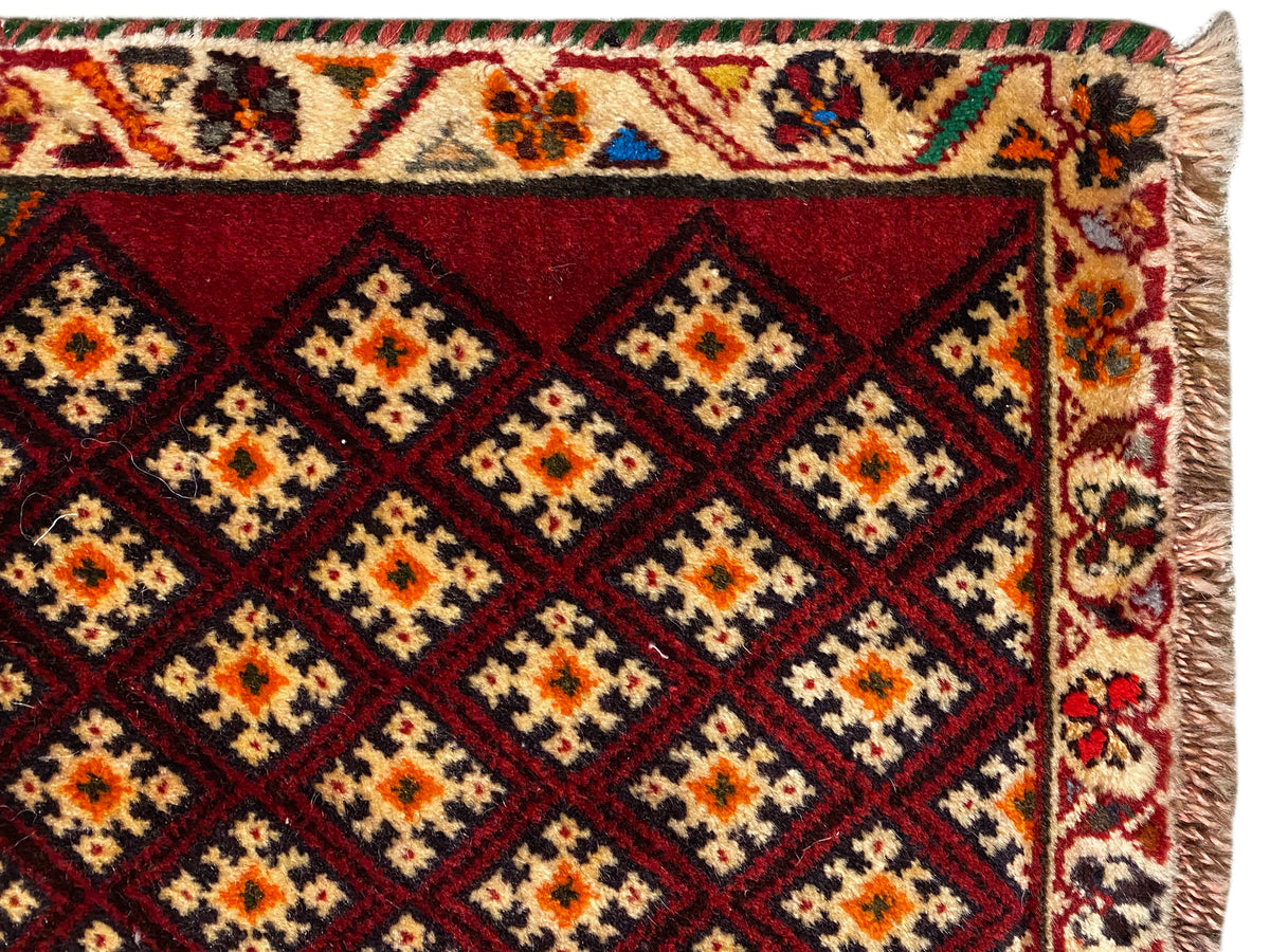 Tappeto Poshti 61x59 cm: dettaglio del bordo con frange e motivi geometrici