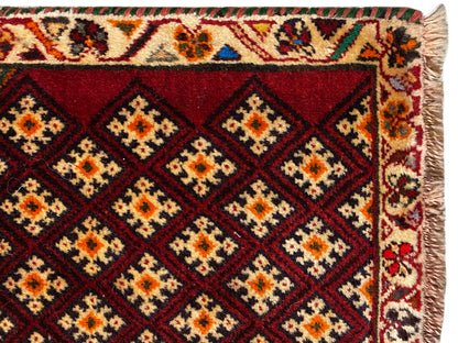 Tappeto Poshti 61x59 cm: dettaglio del bordo con frange e motivi geometrici