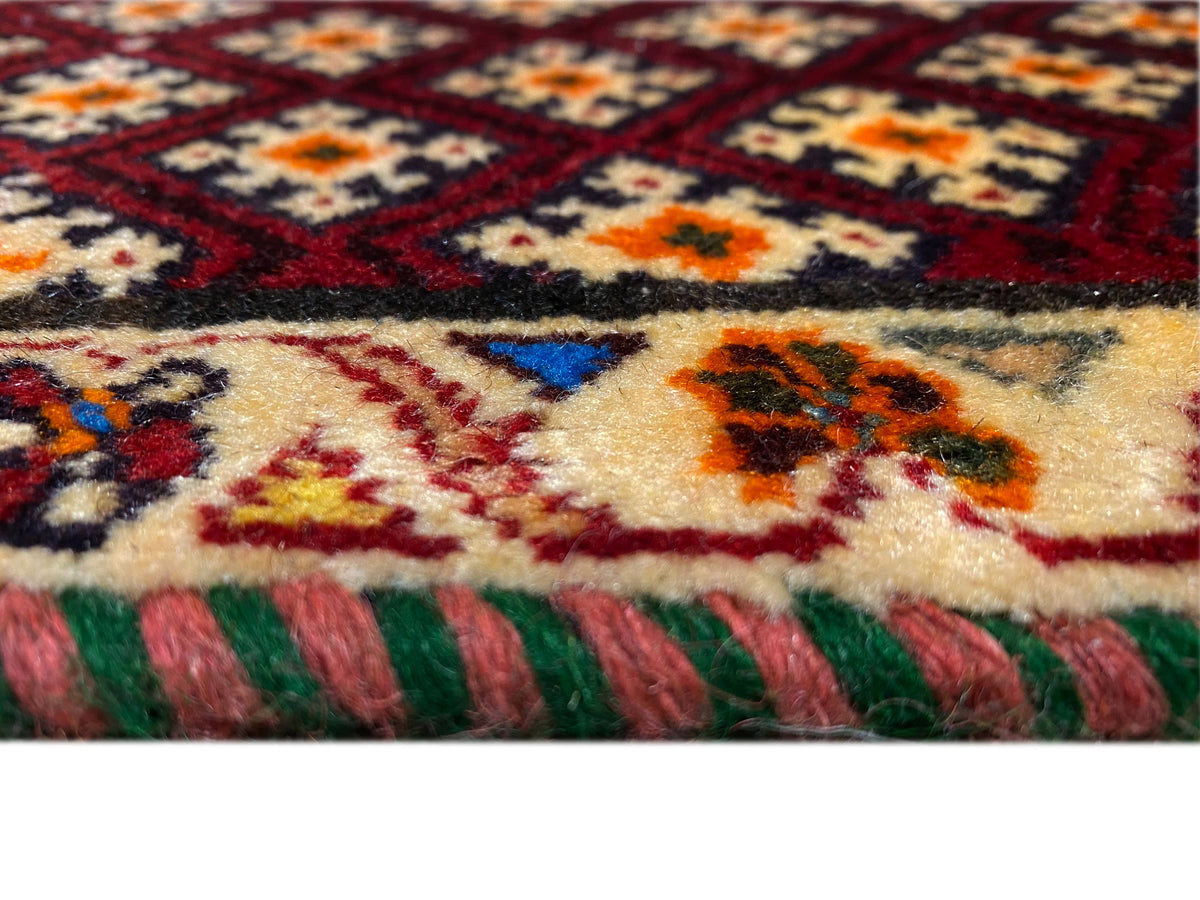 Tappeto Poshti 61x59 cm: dettaglio della struttura del vello e del bordo multicolore, con frange