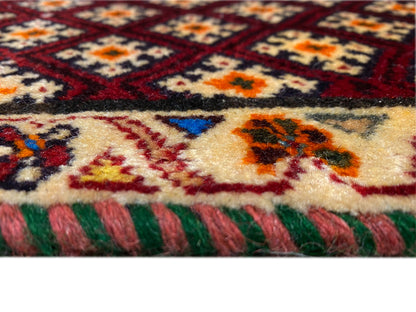 Tappeto Poshti 61x59 cm: dettaglio della struttura del vello e del bordo multicolore, con frange