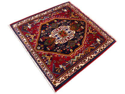 Tappeto Poshti (67×67 cm) diagonale: fondo rosso, centro scuro con motivi bianchi