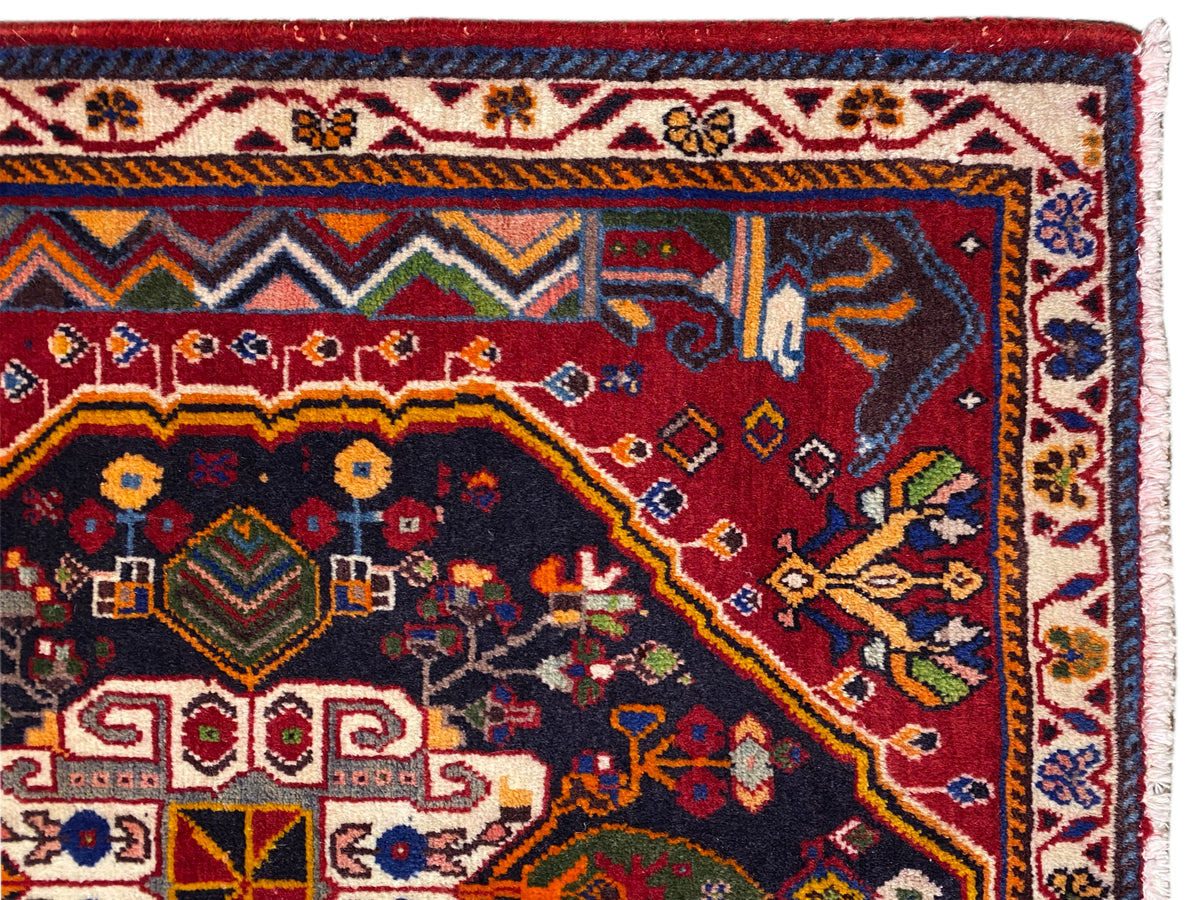 Tappeto Poshti: primo piano del bordo con ornamenti a zigzag e floreali