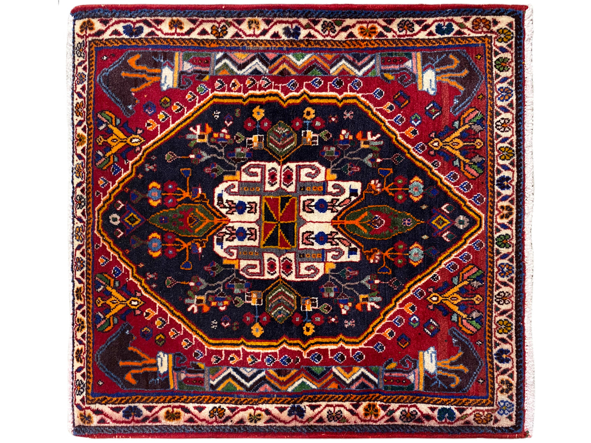 Tappeto quadrato con fondo blu scuro, bordo rosso e ornamento centrato, 70x67 cm