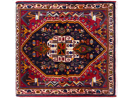 Tappeto quadrato con fondo blu scuro, bordo rosso e ornamento centrato, 70x67 cm