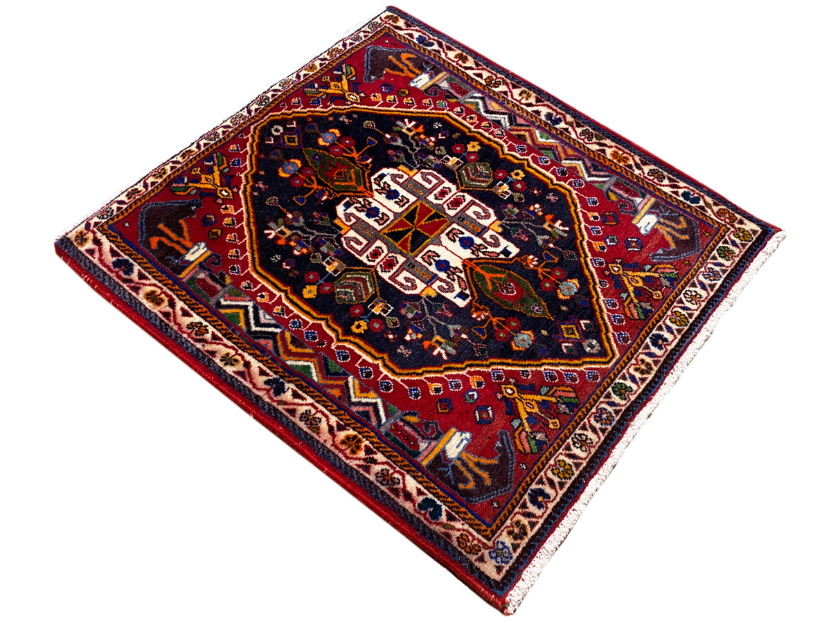 Tappeto quadrato 70x67 cm: medaglione scuro con bordo rosso e bordura ornamentale