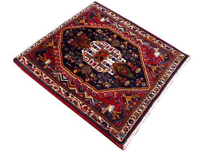 Tappeto quadrato 70x67 cm: medaglione scuro con bordo rosso e bordura ornamentale