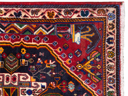Bordo del tappeto con bordura decorativa, motivo rosso-blu e frange bianche, vista dettagliata