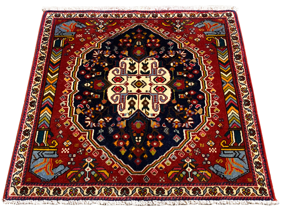 Tappeto Poshti 65x61 cm, foto ruotata: design del bordo rosso con medaglione scuro