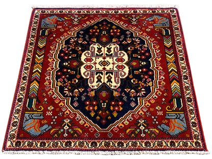Tappeto Poshti 65x61 cm, foto ruotata: design del bordo rosso con medaglione scuro