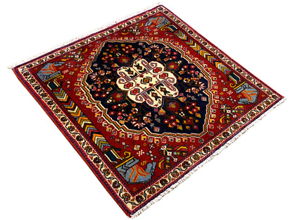 Tappeto Poshti 65x61 cm, vista diagonale: sfondo rosso con centro blu scuro