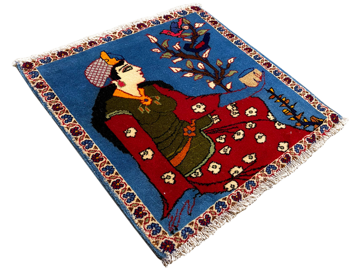 Tappeto Poshti 65x63 cm, motivo diagonale con figura e albero, campiture di colore blu e rosso