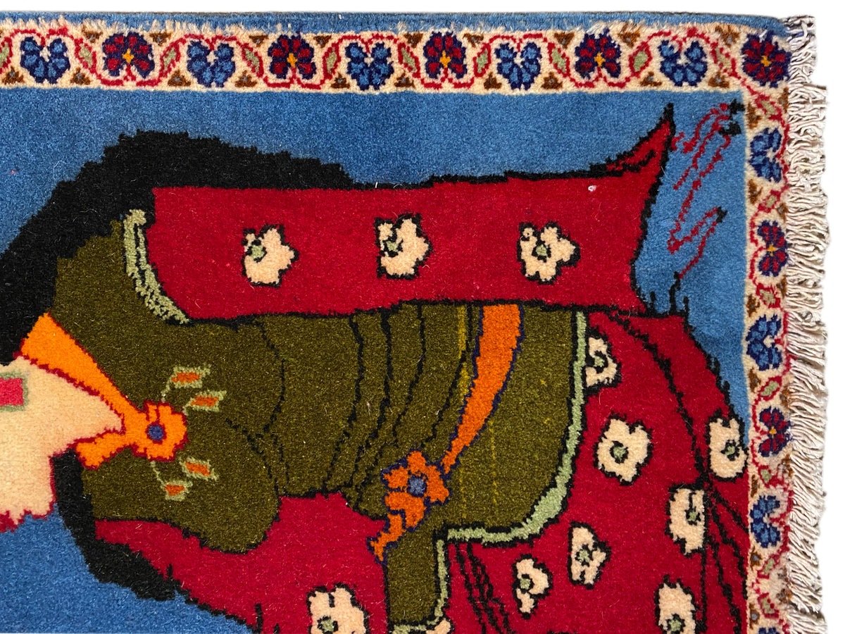 Tappeto Poshti 65x63 cm, vista ravvicinata: figura con veste verde, campo rosso e bordo con frange