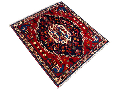 Tappeto con motivo a rombi: campo a motivi rossi con bordo blu e ornamenti