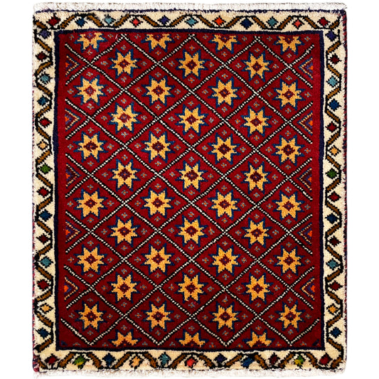 Tappeto quadrato con fondo rosso e motivo geometrico a stella multicolore