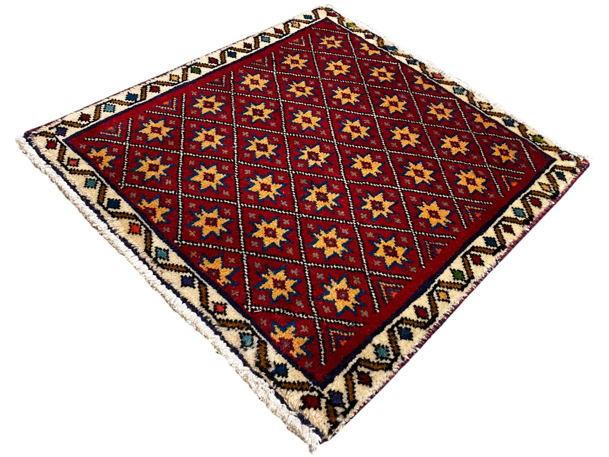 Tappeto quadrato diagonale con fondo rosso e quadrati stellati multicolori