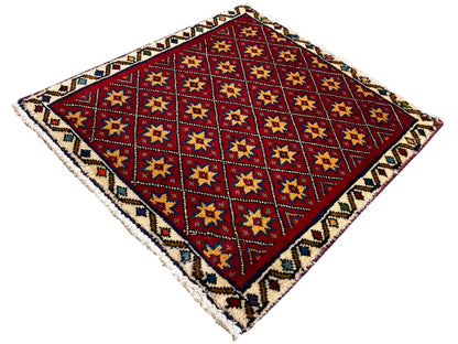 Tappeto quadrato diagonale con fondo rosso e quadrati stellati multicolori