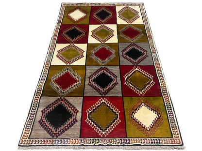 Orientteppich in Drehrichtung, Rauten in Rot, Grün, Beige und Schwarz mit Zierbordüre