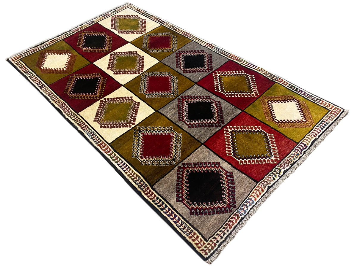 Orientteppich quadratische Rauten, mehrfarbig, diagonale Ansicht mit eingefasster Bordüre