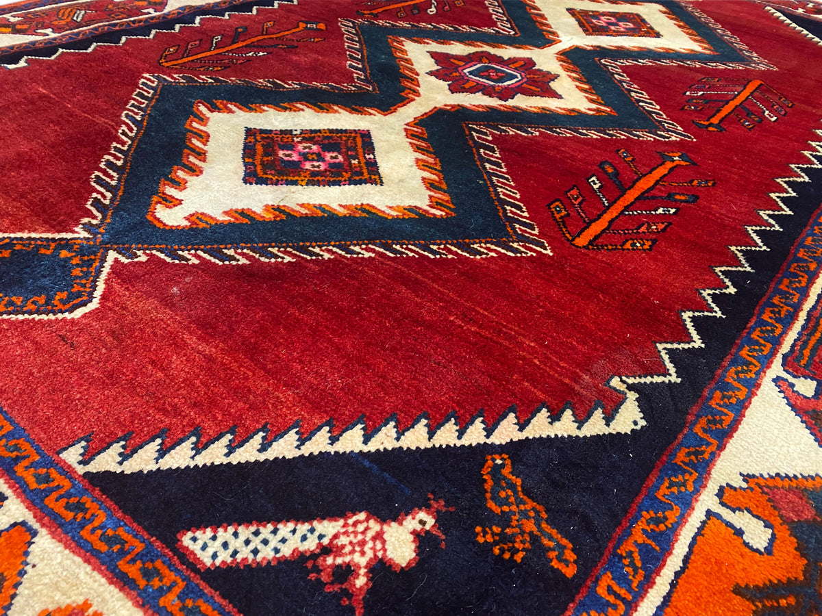 Shiraz Qashqai-Teppich Detail: rotes Muster mit weißen und dunkelblauen Blockelementen