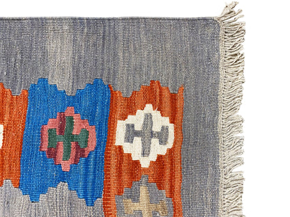 Ethno Teppich Kelim Qashqai, grauer Hintergrund mit farbiger Rahmenbordüre