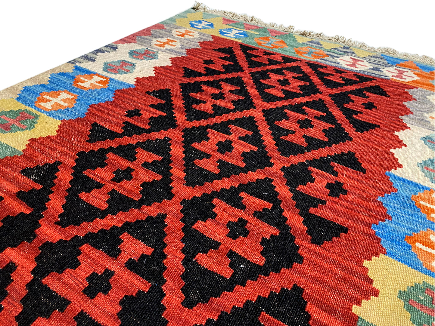 Robuster Kelim Teppich handgewebt mit geometrischem Muster und weicher Wolle