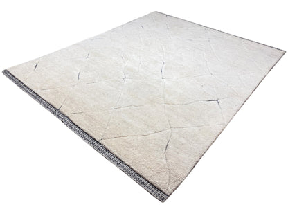 Neutraler Wollteppich im Berber Stil mit feinem Linienmuster