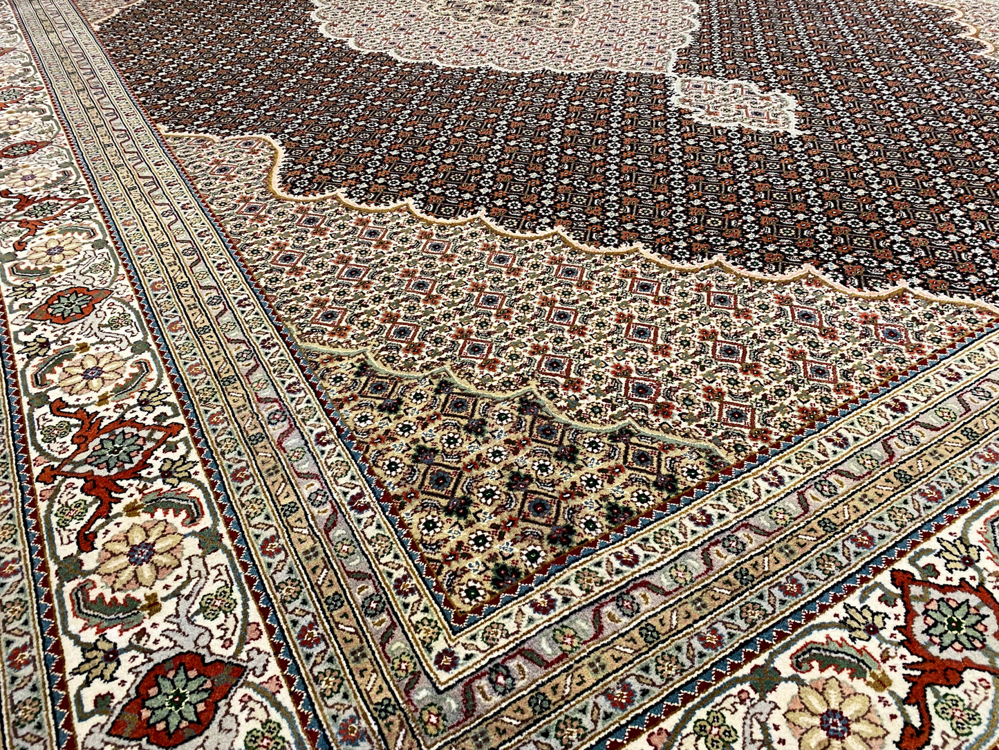 Handgemachter Indo Tabriz Teppich mit zentralem Medaillon