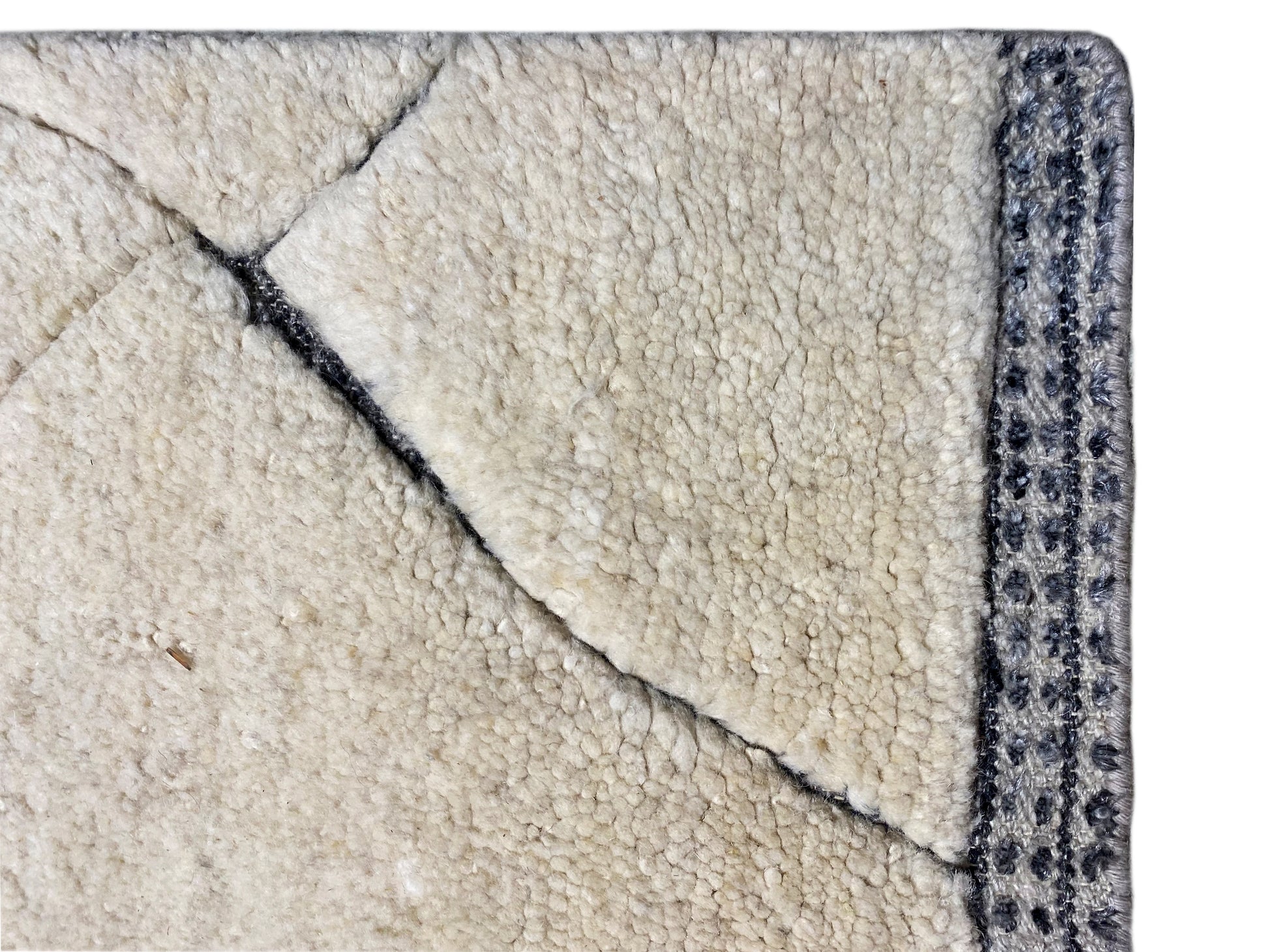 Handgemachter Berber Teppich mit dezenten geometrischen Linien